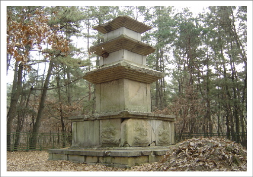 창림사터 삼층석탑, 남산일대에서 가장 크고 우람하다 